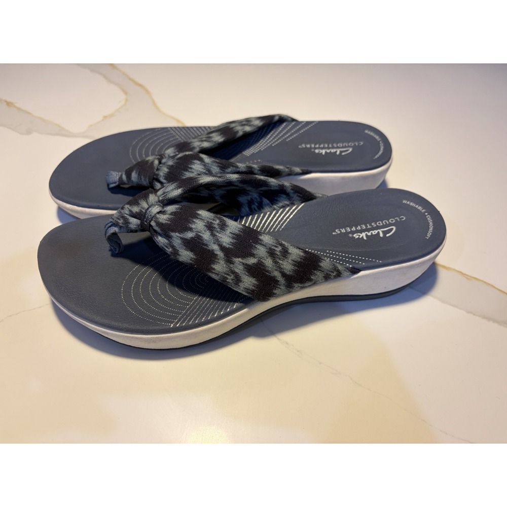 Clarks Cloudsteppers Women's Size 9 Blue Leopard Wedge Flip Flop Sandals